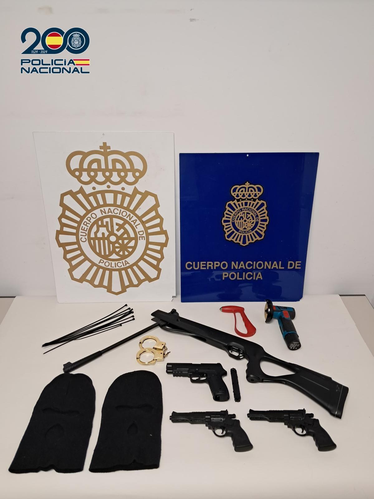 Armas y pasamontañas