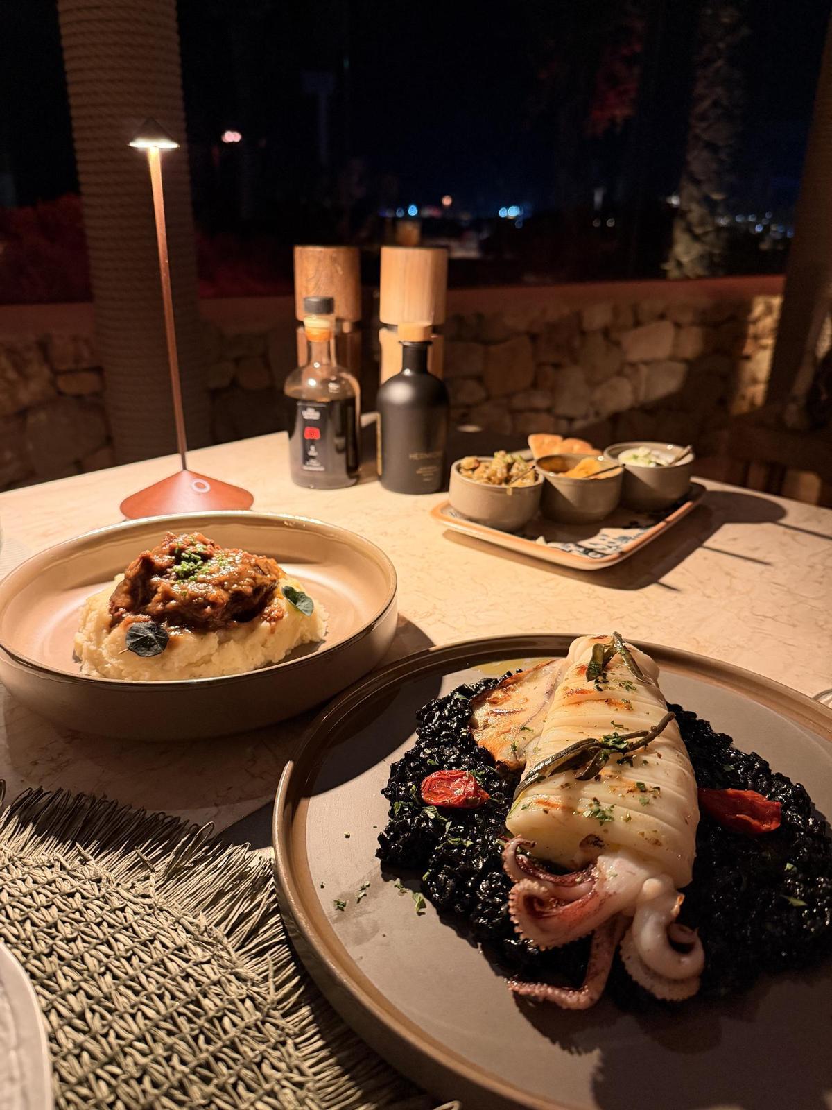 'Stifado' de carrillera de cerdo ibérico y risotto de tinta de calamar con calamares a la plancha.