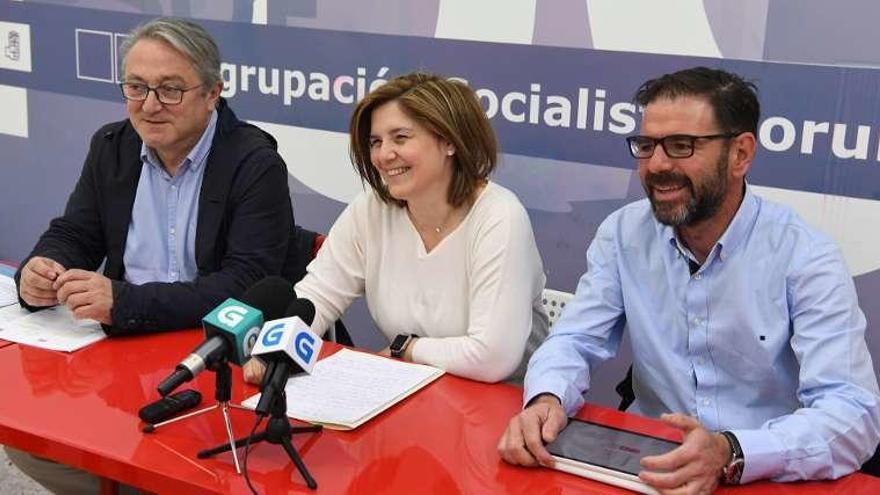 García Mira, Cancela y Ángel Mato, en la sede local del PSOE.