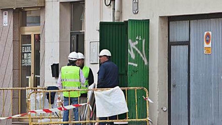 Operarios trabajan en la capital durante un corte de luz controlado.