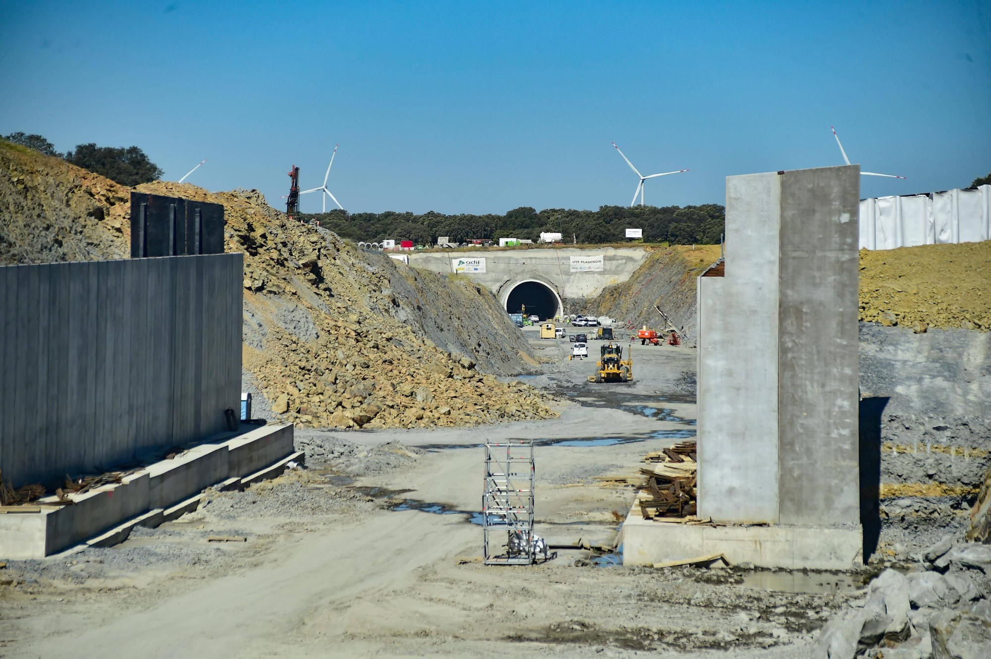 FOTOGALERÍA | El impresionante túnel de 1.500 metros que traerá el AVE a Cácers