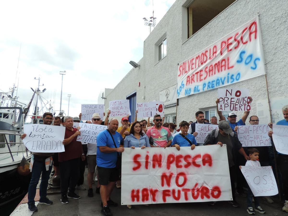 Pescadores se manifiestan en el puerto de Los Cristianos, al sur de Tenerife.