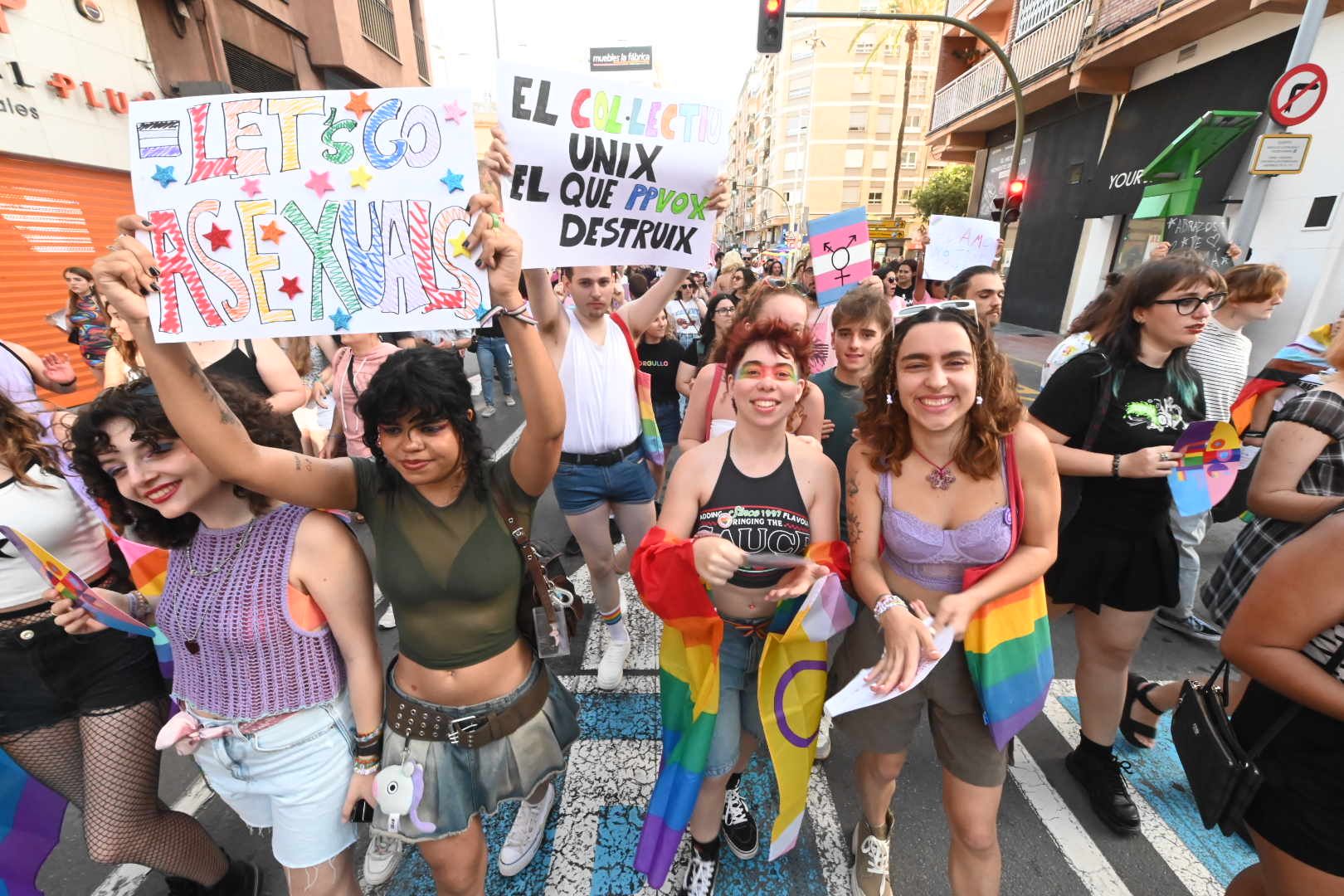Las mejores imágenes de la manifestación por la visibilidad LGTBIQ+ en Castelló