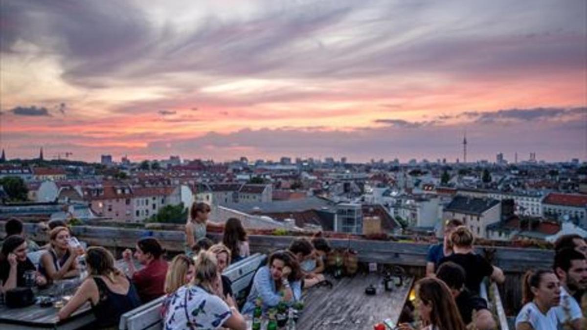 PÁRKING CON VISTAS El Klunkerkranich ofrece comida, música en directo, mucha cerveza y vistas al atardecer.