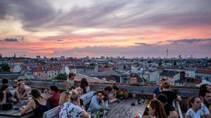 El Klunkerkranich ofrece comida, música en directo, mucha cerveza y vistas al atardecer.