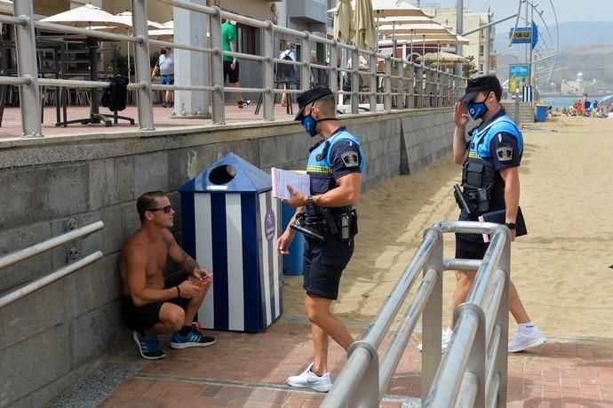 28-08-2020 LAS PALMAS DE GRAN CANARIA. Playa de Las Canteras.  La Policía Local intensifica los controles por las nuevas normativa anti covid. Fotógrafo: ANDRES CRUZ  | 28/08/2020 | Fotógrafo: Andrés Cruz