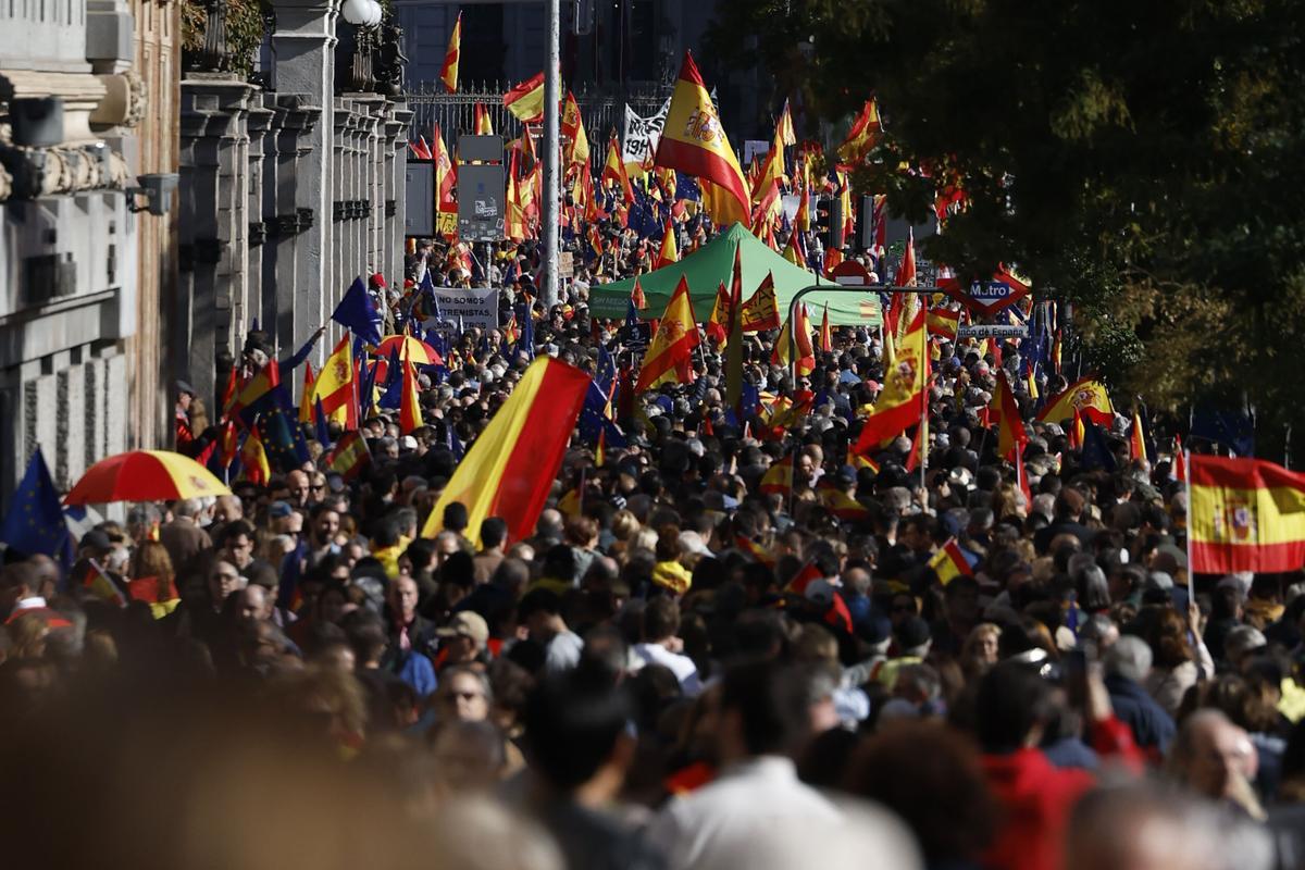 Manifestación multitudinaria contra la amnistía en la Plaza de Cibeles de Madrid