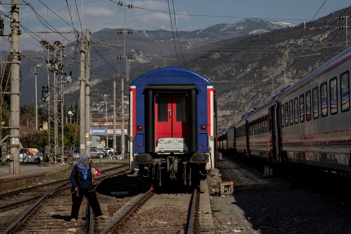 Vivir en un tren: la única salida de muchas familias tras el terremoto en Turquía