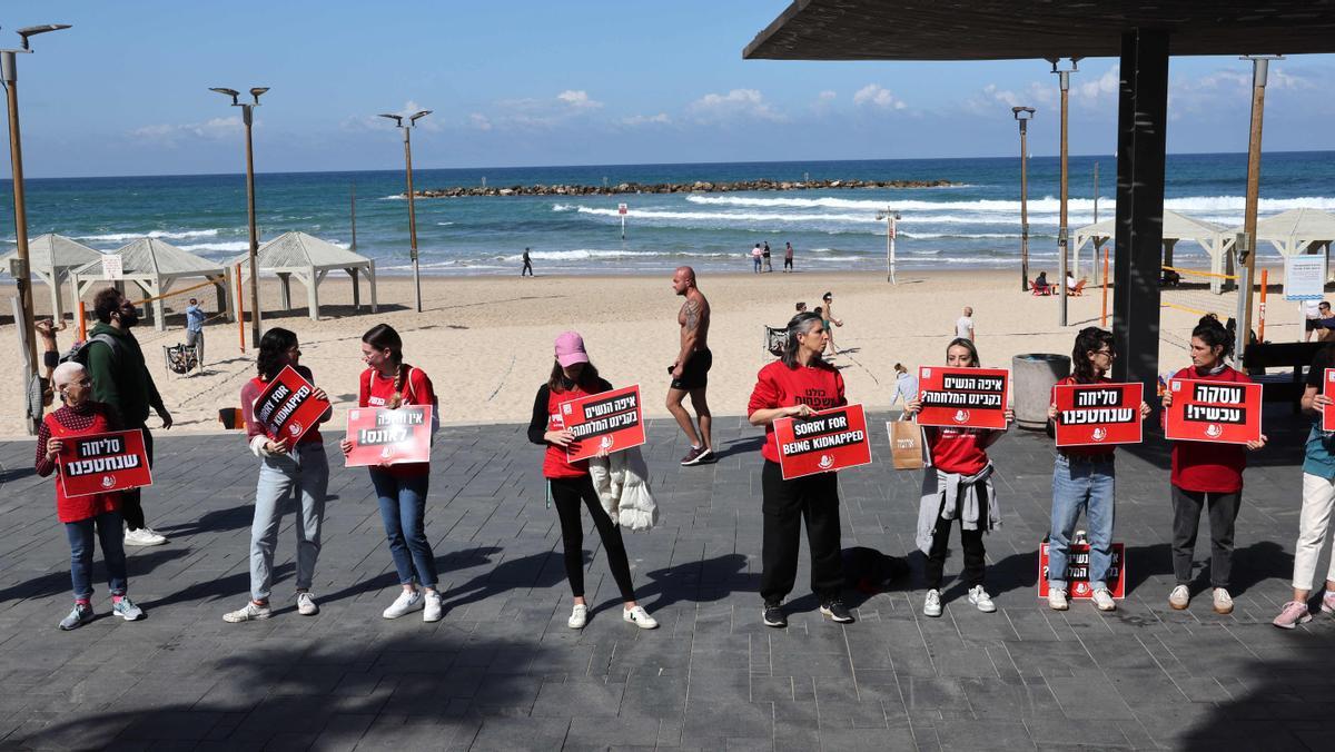 Cadena humana en Tel Aviv con motivo del 8M para pedir la liberación de las mujeres y niñas retenidas por Hamas.