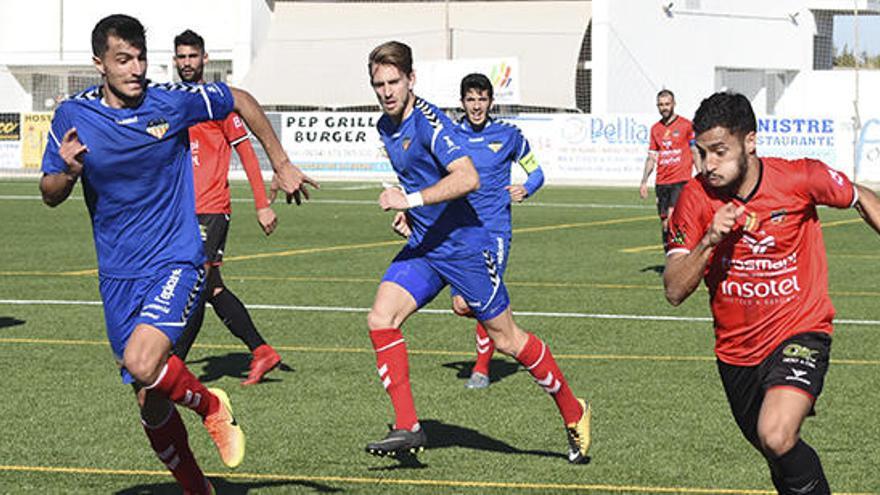 Agus, jugador del Formentera, conduce la pelota en el partido disputado ayer.