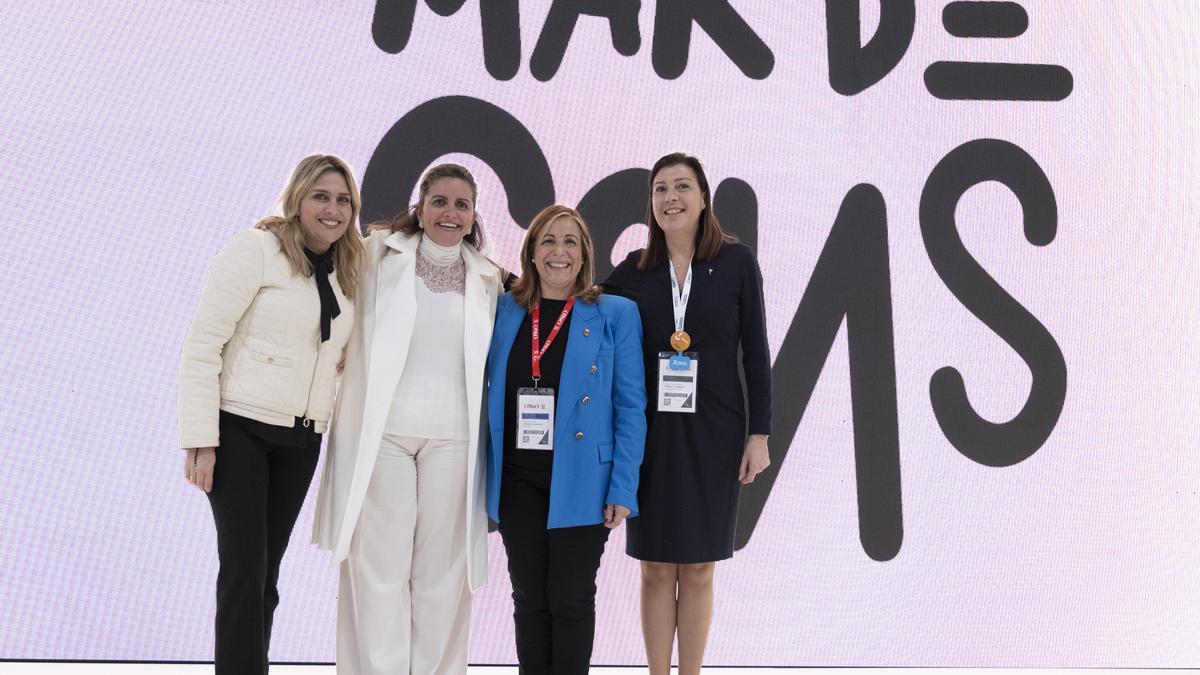 La presidenta de Starlite, Sandra García-Sanjuan junto a Marta Barrachina y Susana Marqués, ayer en Fitur.