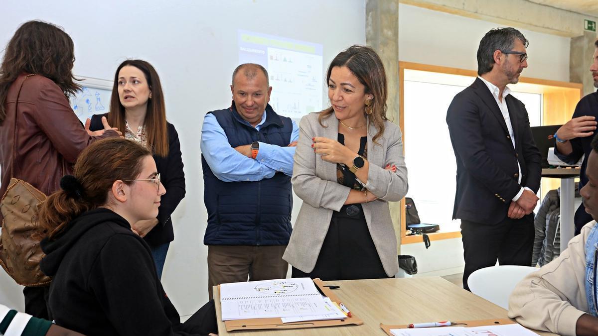 La conselleira do Mar, Marta Villaverde, una visita al curso.