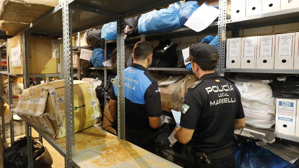 Policía Local de Marbella con objetos intervenidos en el dispositivo contra la venta ambulante ilegal