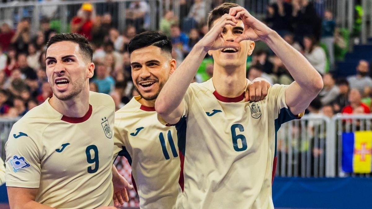 Antonio celebra uno de sus goles en la final de Ljubliana.
