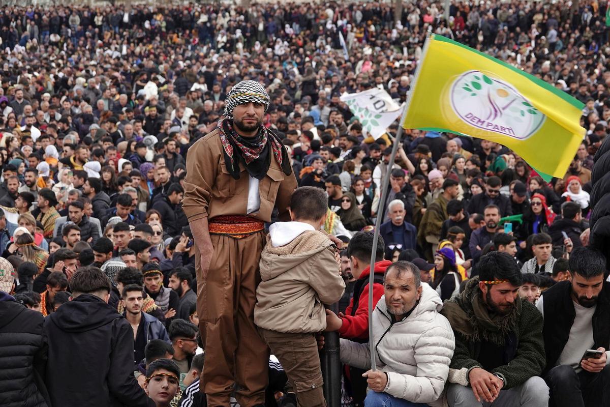 Archivo - Un hombre con una bandera del prokurdo Partido por la Igualdad y la Democracia Popular (DEM) durante la celebración del Nouruz en Diyarbakir, Turquía, en marzo de 2025 (archivo)