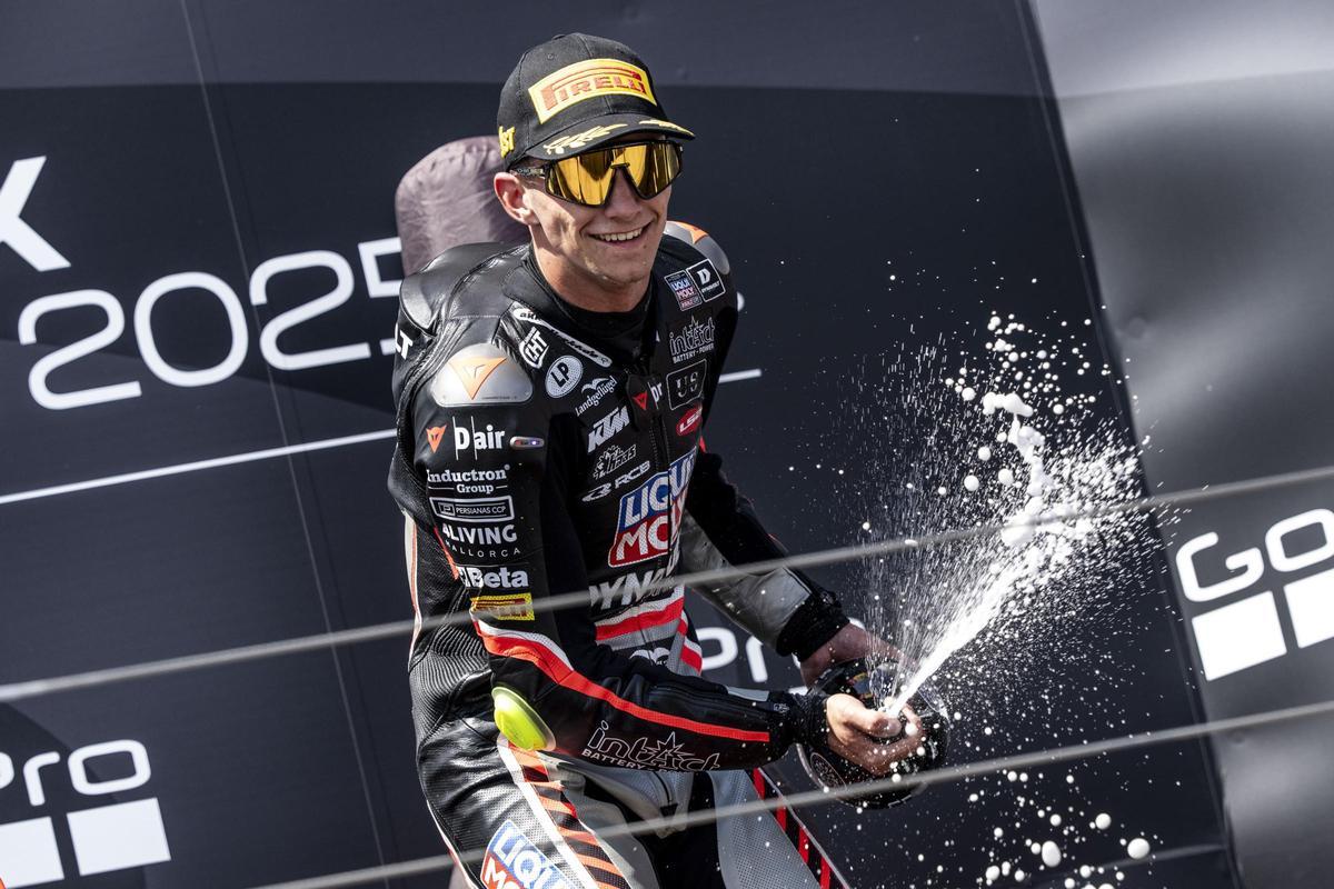 David Muñoz ducha con Prosecco a todo su equipo desde el podio de Aragón.