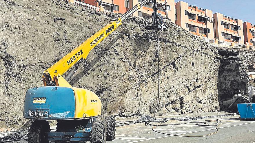 Telde sella el talud de Melenara para evitar la caída de rocas al paseo