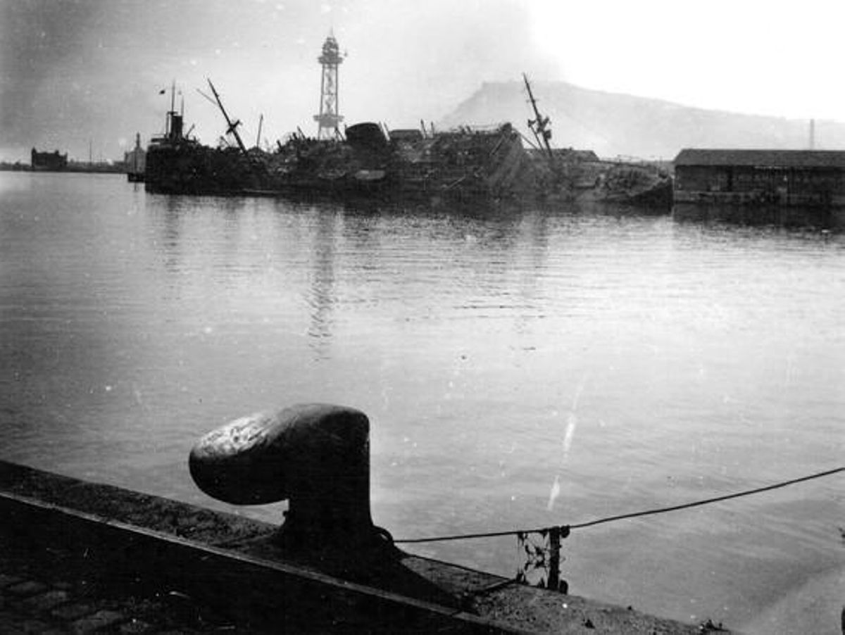 El buque de transporte Andutz Mendi hundido por la aviación franquista, en el Puerto de Barcelona en 1939. 