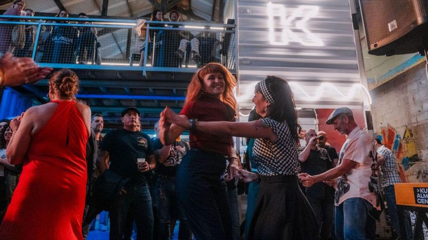 Público en el concierto de "MFC Chicken".