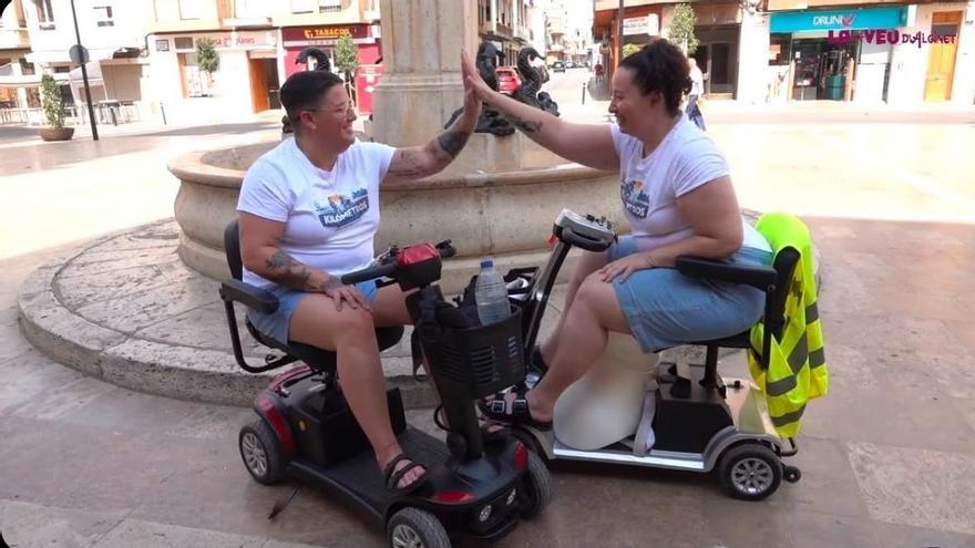 Dos mujeres recorren cien kilómetros de Cullera a Alginet con 'scooters' adaptadas para dar visibilidad al dolor crónico