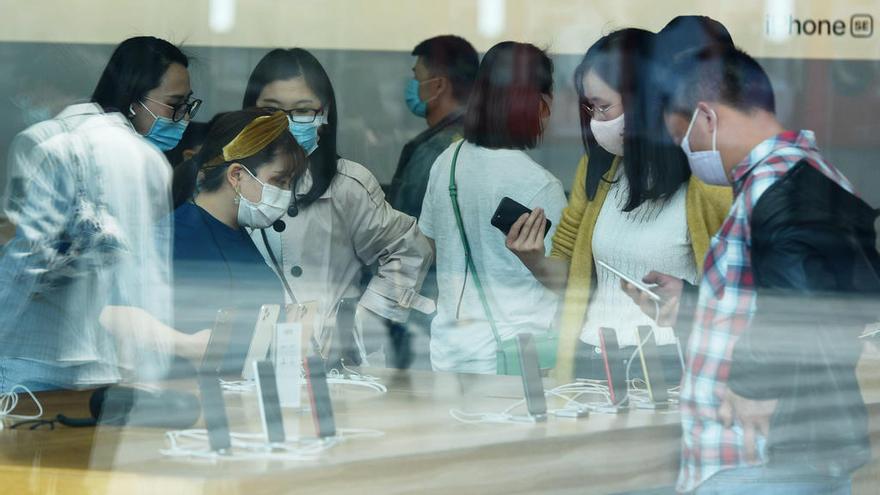 Clientes, ayer en una tienda de Apple en Cantón, China. // China Daily