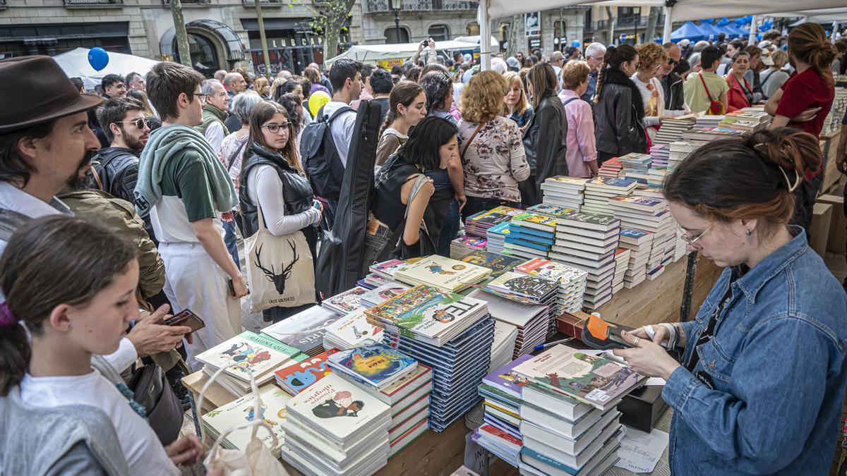Estands de libros en el pasado Sant Jordi, en Barcelona.