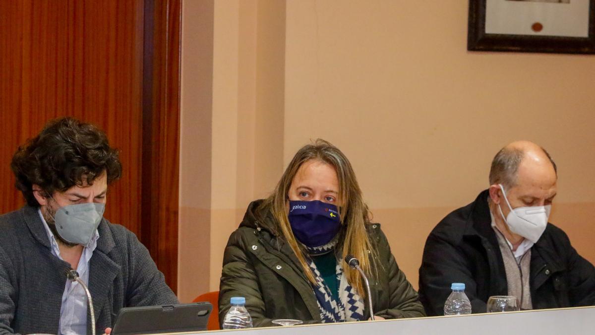 Martín Rivera, Beatriz Castro y Víctor Otero Prol, los ediles del PP meco, en el pleno celebrado anoche.