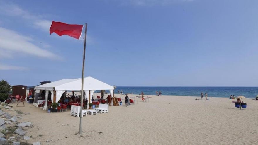 Bandera roja en una playa 