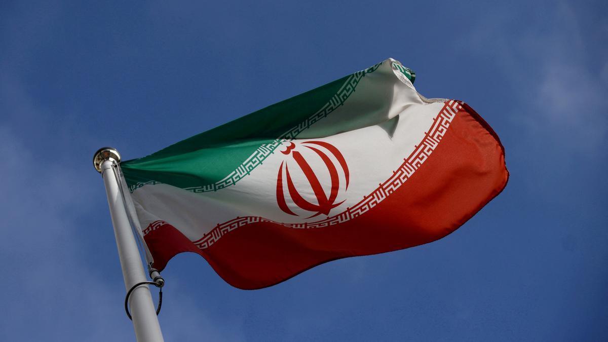 La bandera iraní ondea frente a la Agencia Internacional de la Energía Atómica, en Viena.