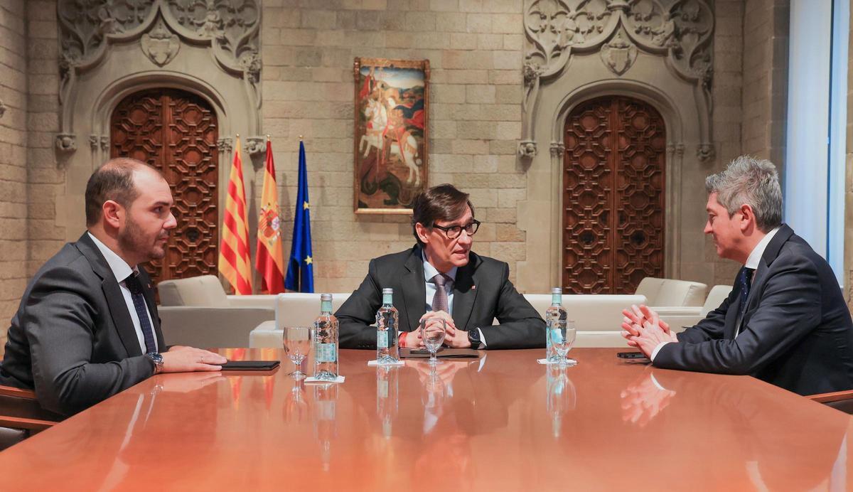 De izquierda a derecha: el conseller de Presidencia, Albert Dalmau; el president de la Generalitat, Salvador Illa; y el alcalde de L'Hospitalet, David Quirós.