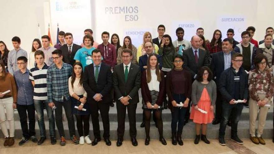 El presidente de la Xunta y el conselleiro de Educación, Román Rodríguez, con los alumnos premiados, ayer, en Santiago.