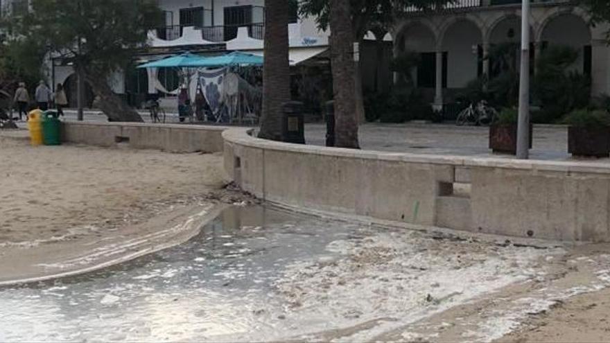 Archivbild von austretendem Fäkalwasser an der Playa d&#039;Albercutx in Pollença.