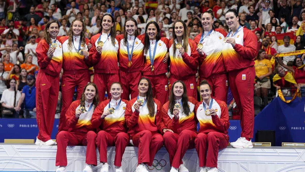 Las jugadoras de la selección española de waterpolo celebran el oro olímpico en París.