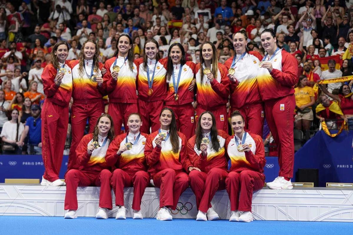 Las jugadoras de la selección española de waterpolo celebran el oro olímpico en París.