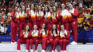 Las jugadoras de la selección española de waterpolo celebran el oro olímpico en París.