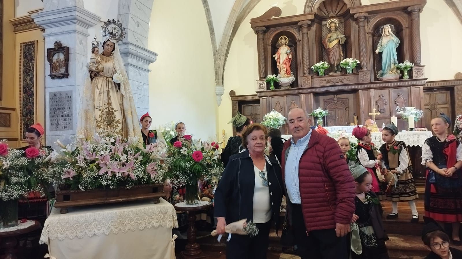 Un centenar de rosas para los llaniscos de la parroquia de Pría en la fiesta de la Virgen de la Flor