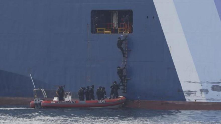 La Guardia Civil simula el abordaje de dos barcos en Vigo