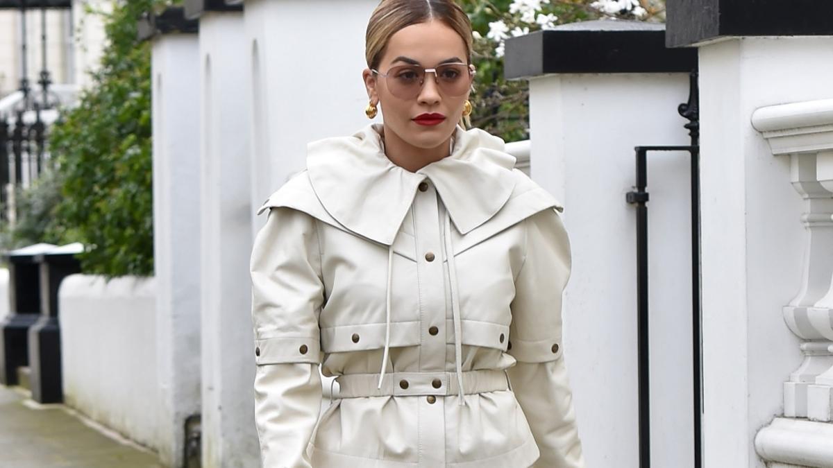 Detalle de la original chaqueta con corchetes, falsa capa y solapas que Rita Ora ha lucido con un pantalón a juego en Notting Hill