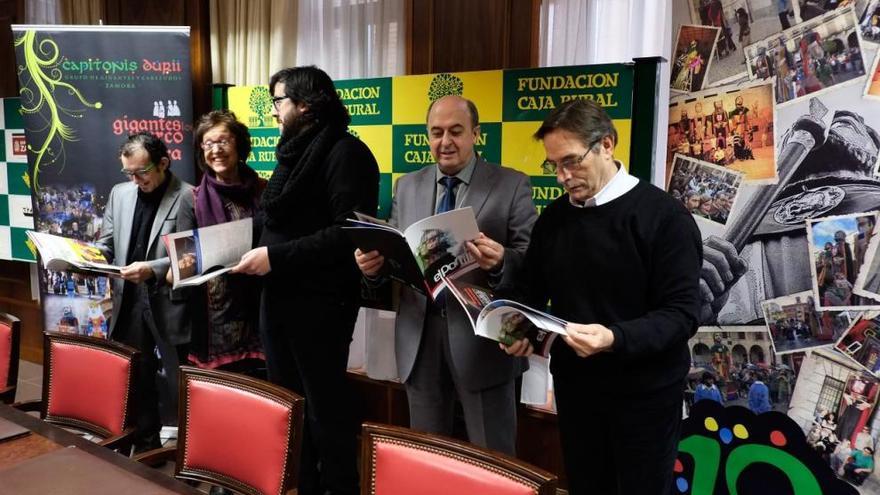 Luis Fernando García, presidente de Capitonis, presenta la revista en Caja Rural.