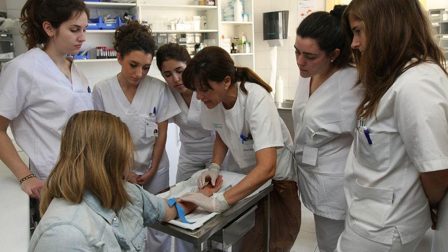 Alumnas de enfermería en el Hospital Regional de Málaga.