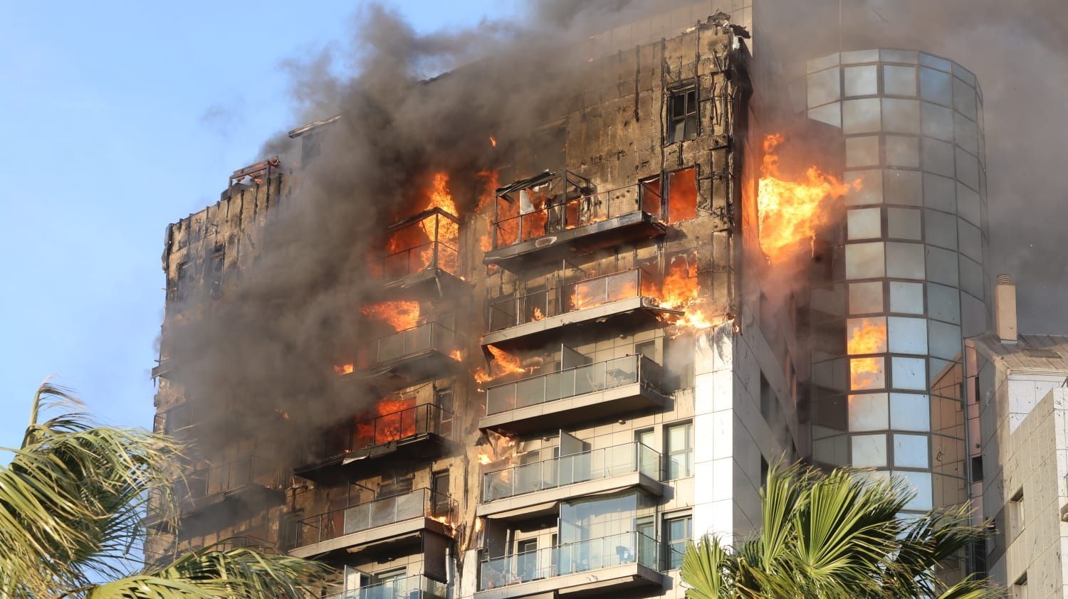 Un incendio arrasa un edificio en València