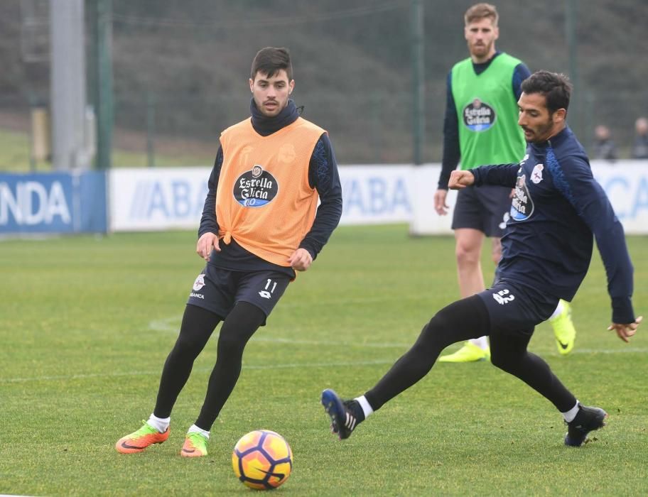 El equipo ensaya la salida de balón, centros, remates y despejes, y transiciones defensa-ataque y ataque-defensa.