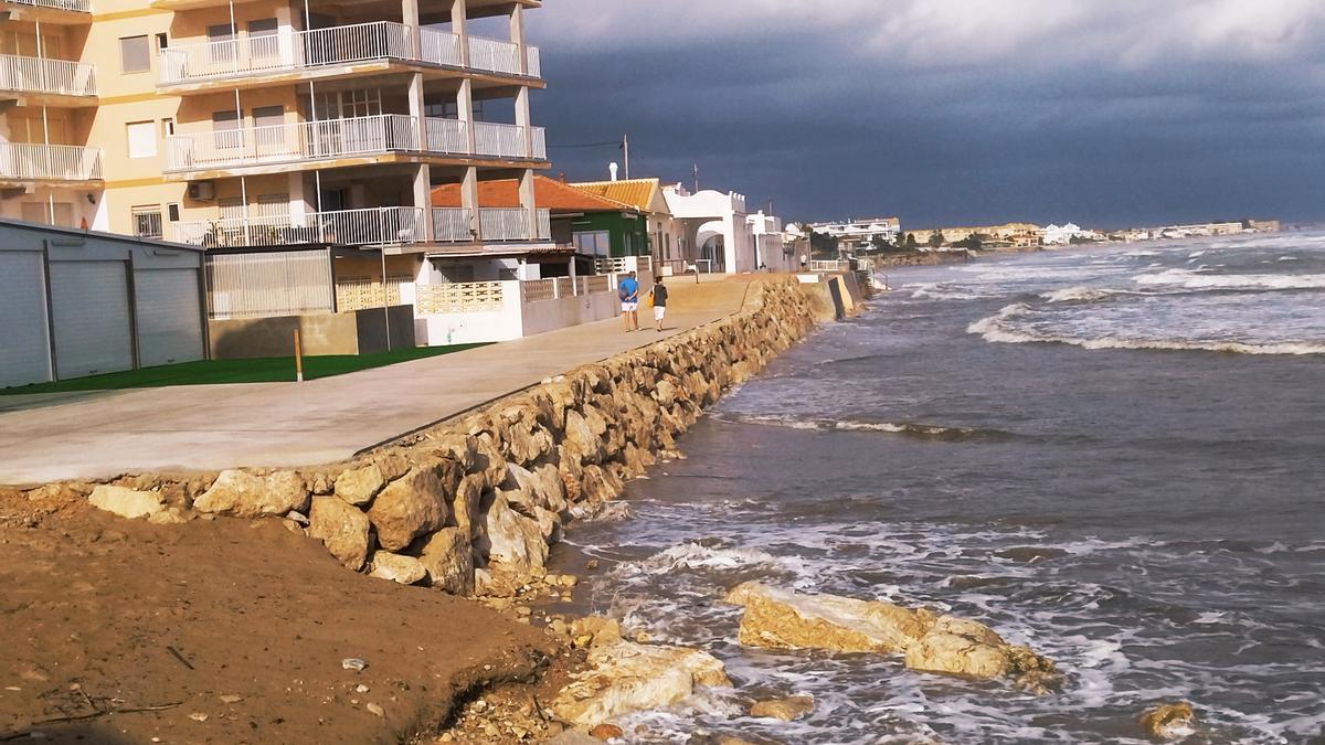 Imagen tomada ayer del litoral de les Deveses, donde no queda ni un metro de playa