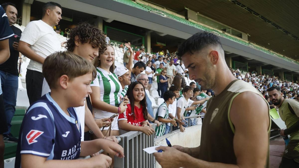Carlos Albarrán, firmando autógrafos a jóvenes aficionados tras el entrenamiento del Córdoba CF a puertas abiertas.