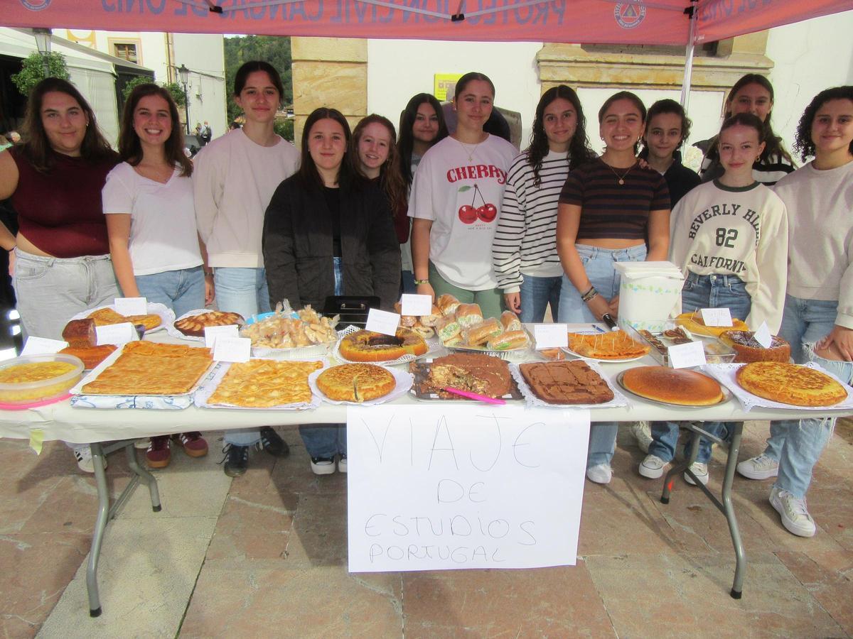 Los estudiantes cangueses vendiendo sus artículos.