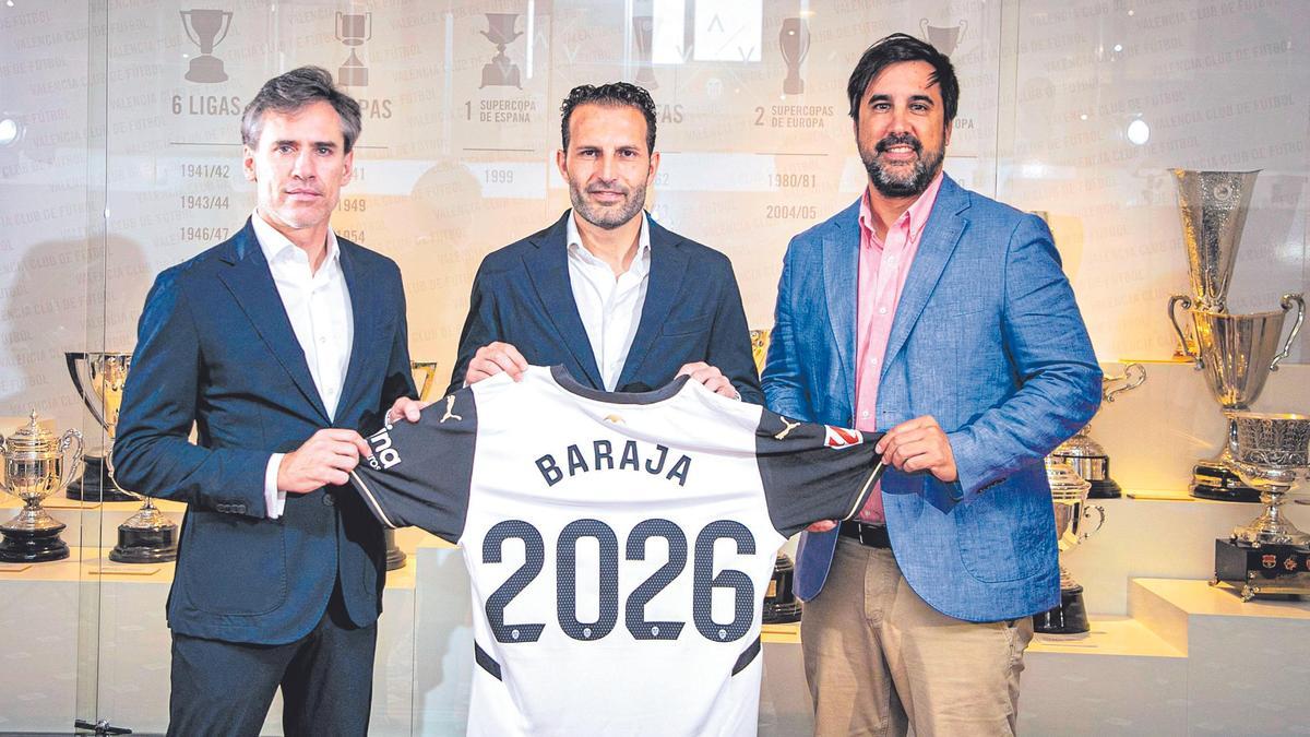 Rubén Baraja posa con el 2026 de su nuevo contrato.