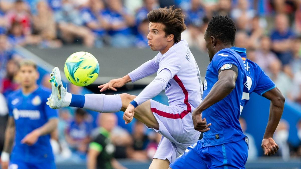 Riqui Puig en una acción del Getafe-Barça de La Liga 2021/22