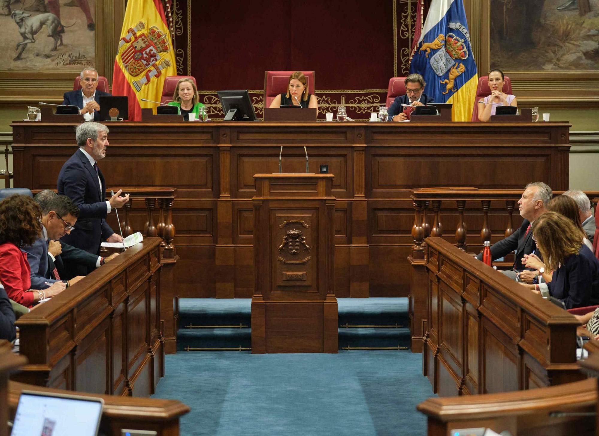 Primera sesión plenaria del Parlamento de Canarias