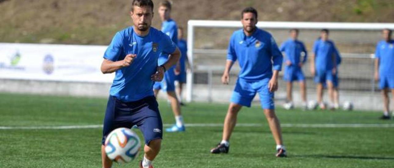 El centrocampista Adrián Mouriño con Campillo en segundo plano durante un entrenamiento en O Carrasco. // Gustavo Santos