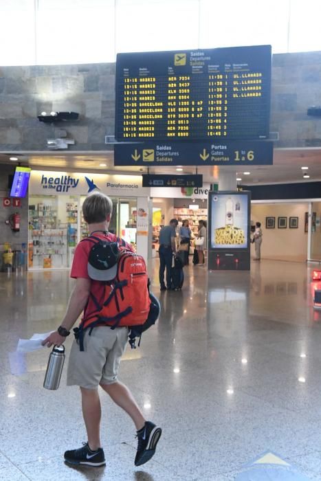 La compañía aérea celebra los tres millones de pasajeros en Alvedro, donde se instaló 2009.